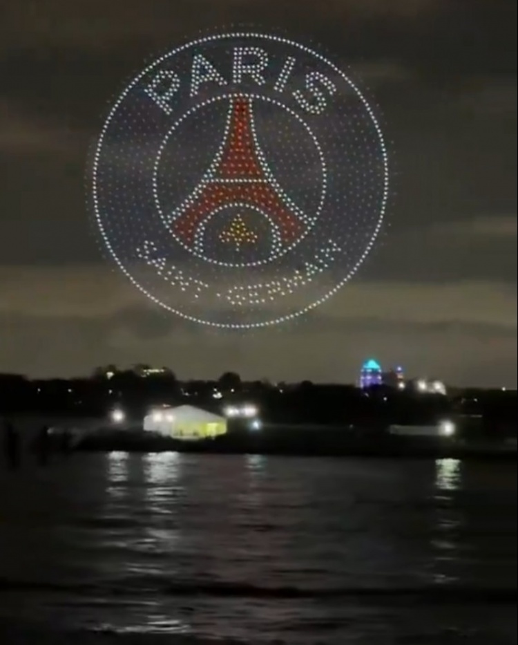 预热世俱杯决赛！无人机灯光秀展示巴黎和切尔西队徽