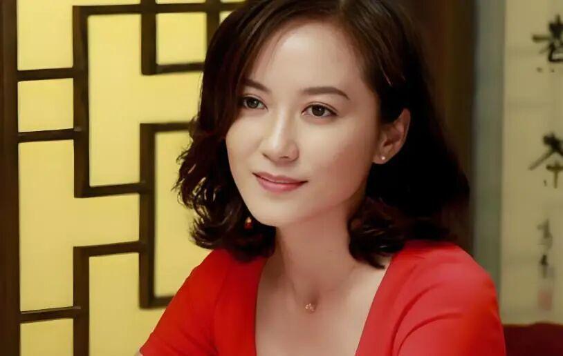 顶级平台排行榜-演员俞飞鸿：坚决不结婚，55岁仍单身，却有一个男人陪伴她20年